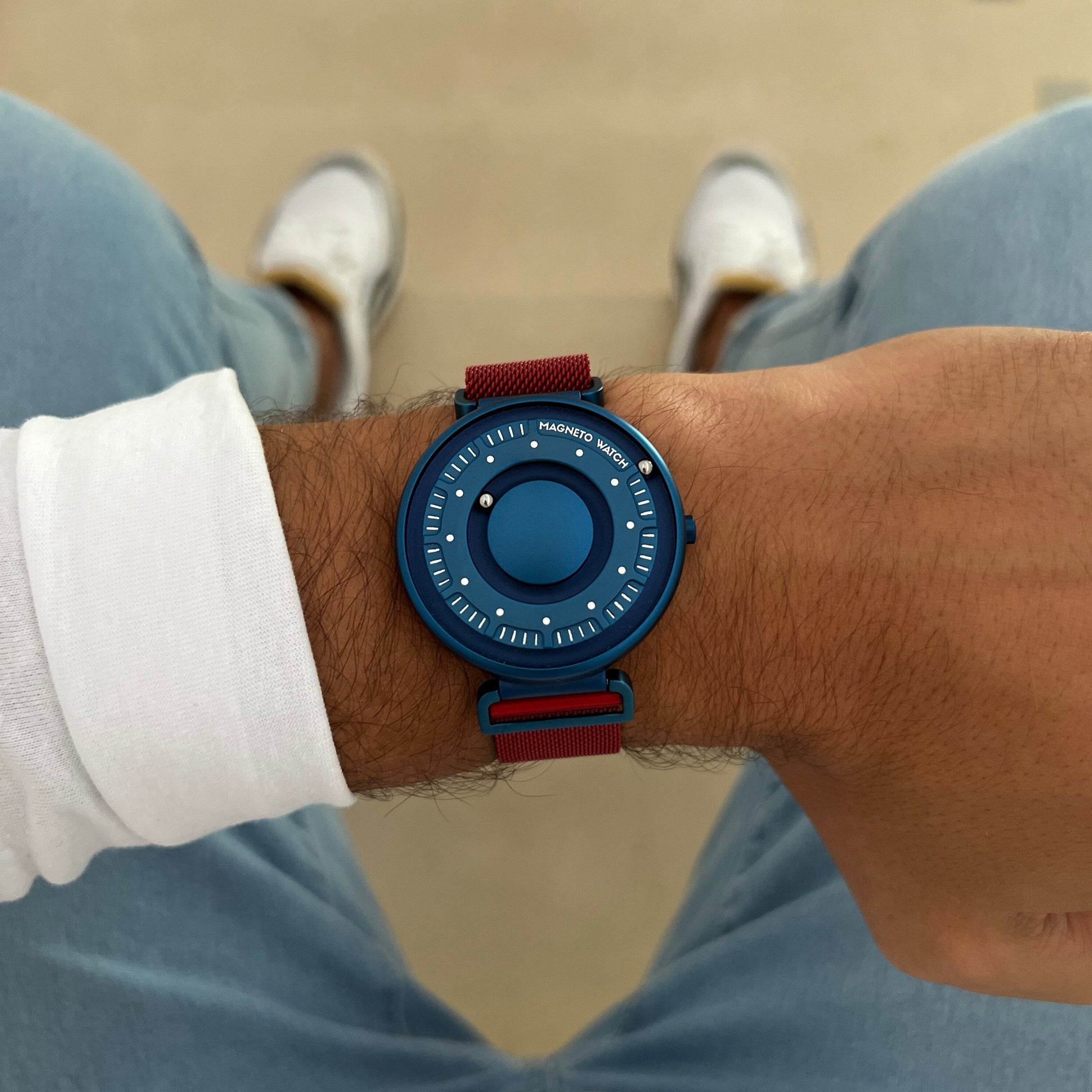 Magneto Watch - Primus Blue Maschenarmband Rot - Lifestyle