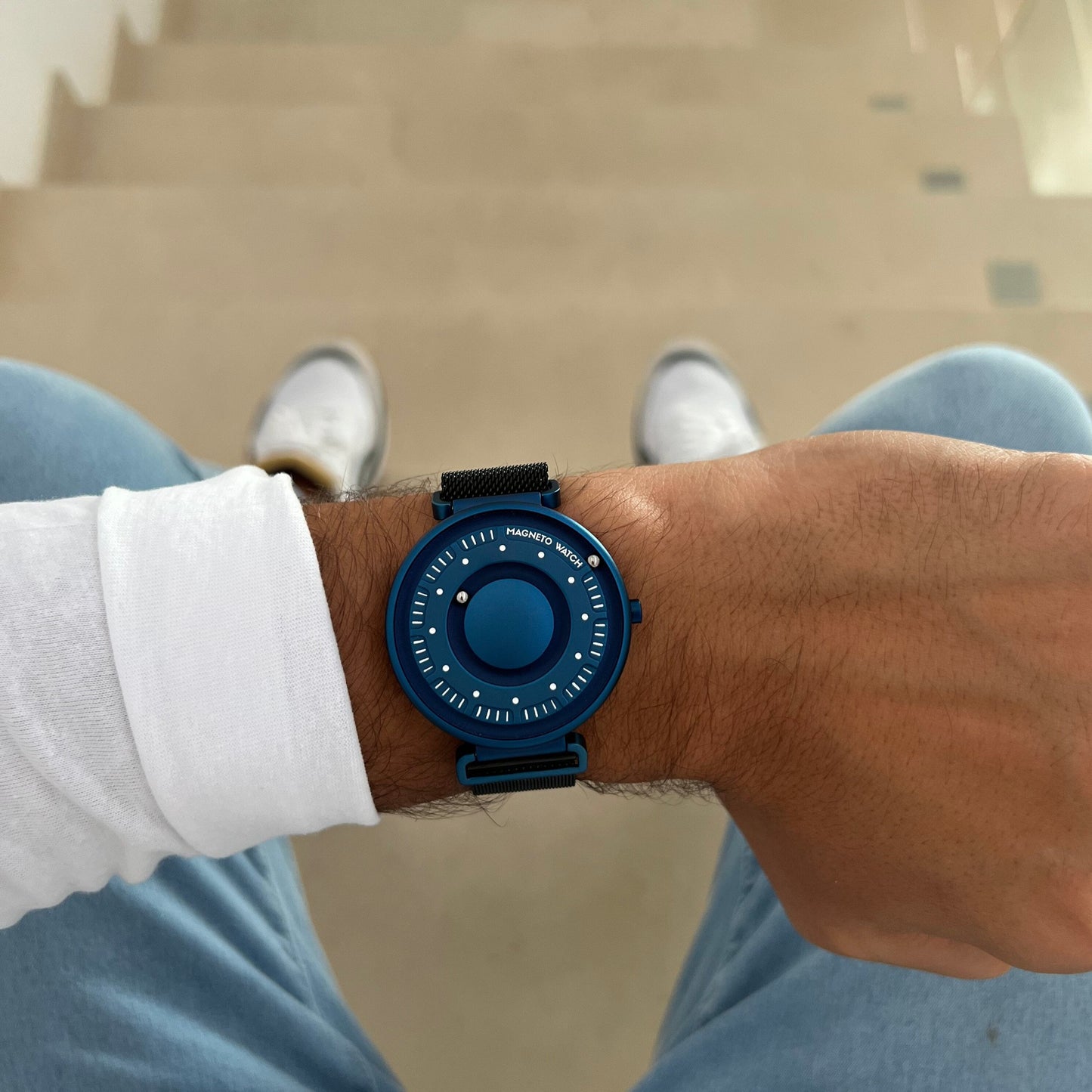 Magneto Watch - Primus Blue Maschenarmband Schwarz - Lifestyle