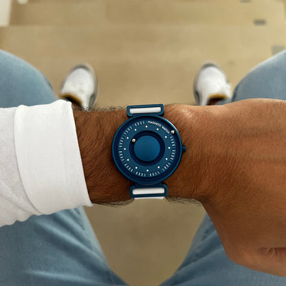 Magneto Watch - Primus Blue Silikon Weiß - Lifestyle