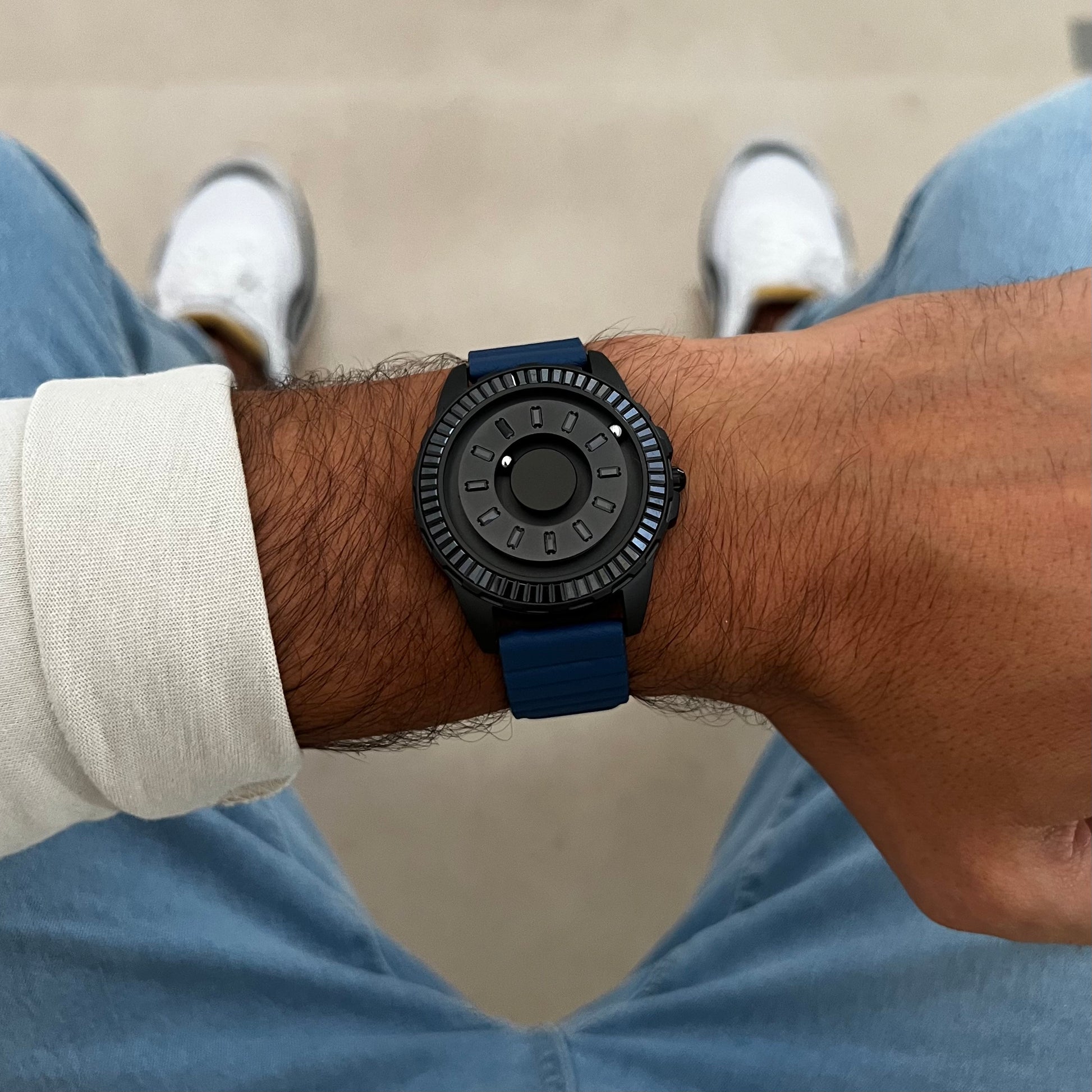 Magneto-Watch-Crytal-Black-Leather-Blue-Lifestyle-2023