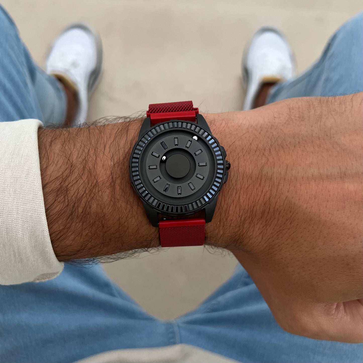 Magneto-Watch-Crytal-Black-Mesh-Red-Lifestyle-2023