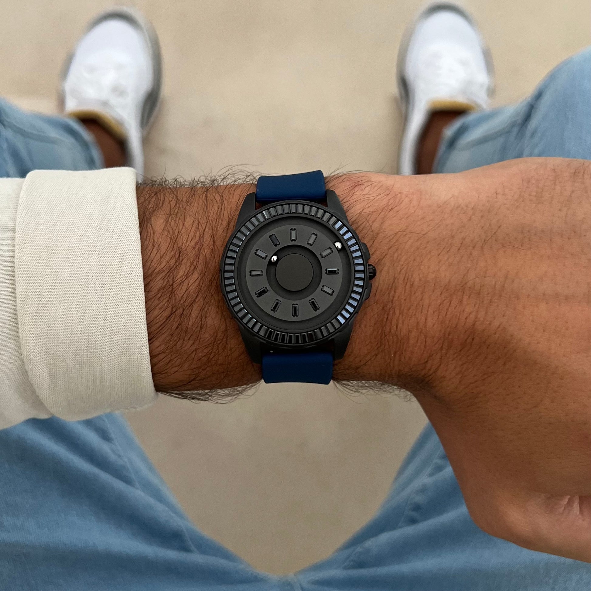 Magneto-Watch-Crytal-Black-Silicone-Blue-Lifestyle-2023