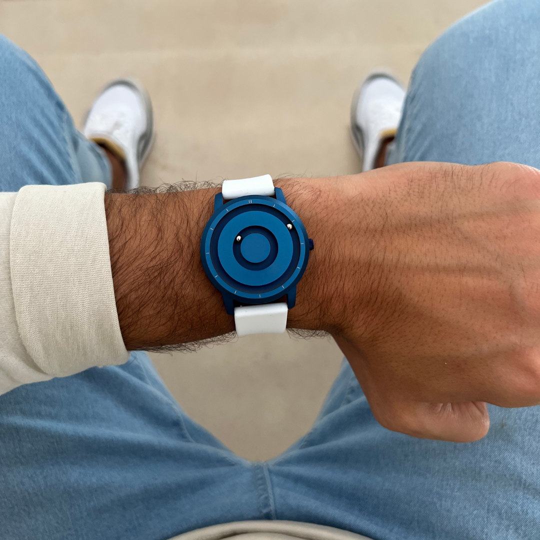 Magneto-Watch-Jupiter-Blue-Silicone-White-Lifestyle-2023