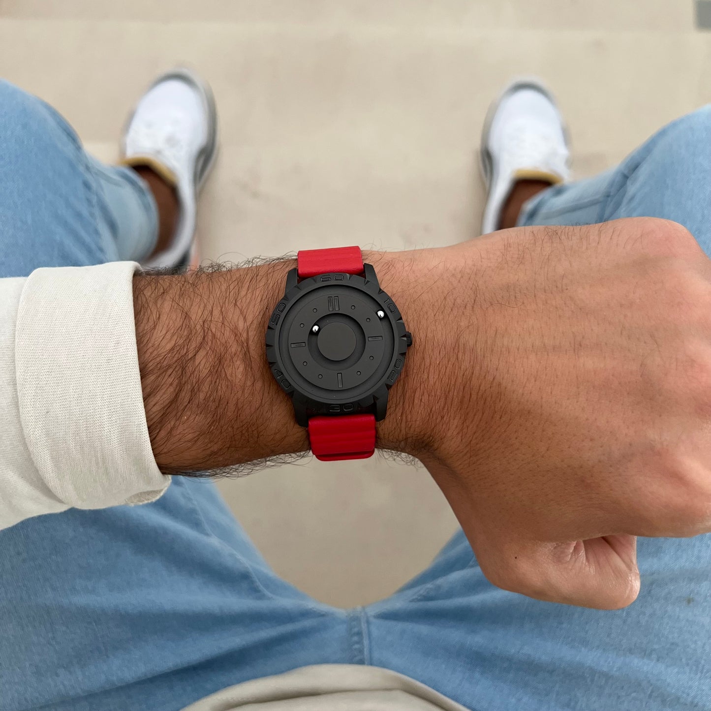 Magneto-Watch-Komet-Black-Leather-Red-Lifestyle-2023_1