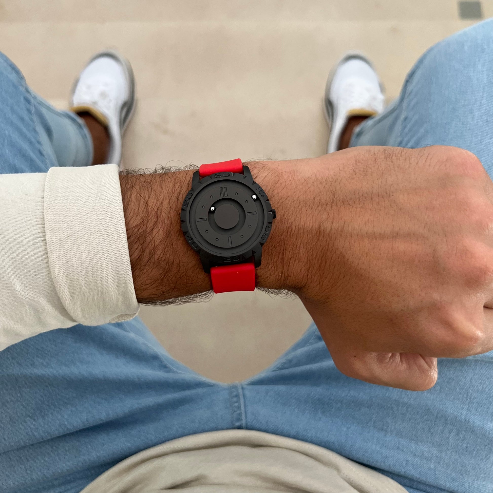 Magneto-Watch-Komet-Black-Silicone-Red-Lifestyle-2023_1