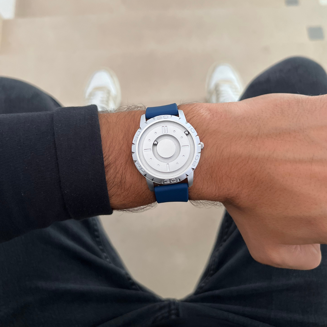 Magneto-Watch-Komet-Silver-Silicone-Blue-Lifestyle-2023
