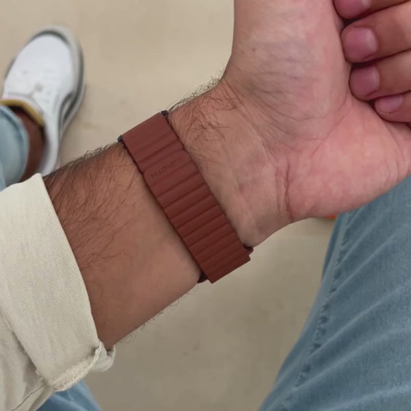 magneto-watch-lifestyle-video-jupiter-blue-leather-brown_1x1