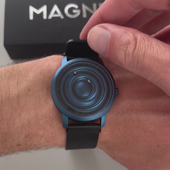 Magneto-Watch-Wave-Blue-Maschenarmband-Schwarz-Handgelenk-Video