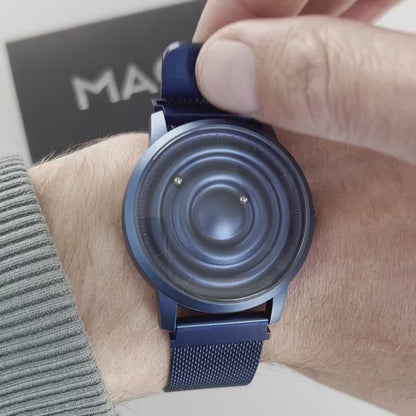 Magneto-Watch-Wave-Blue-Maschenarmband-Blau-Handgelenk-Video
