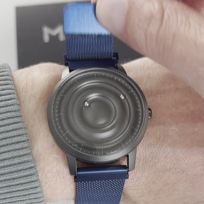 Magneto-Watch-Wave-Black-Maschenarmband-Blau-Handgelenk-Video