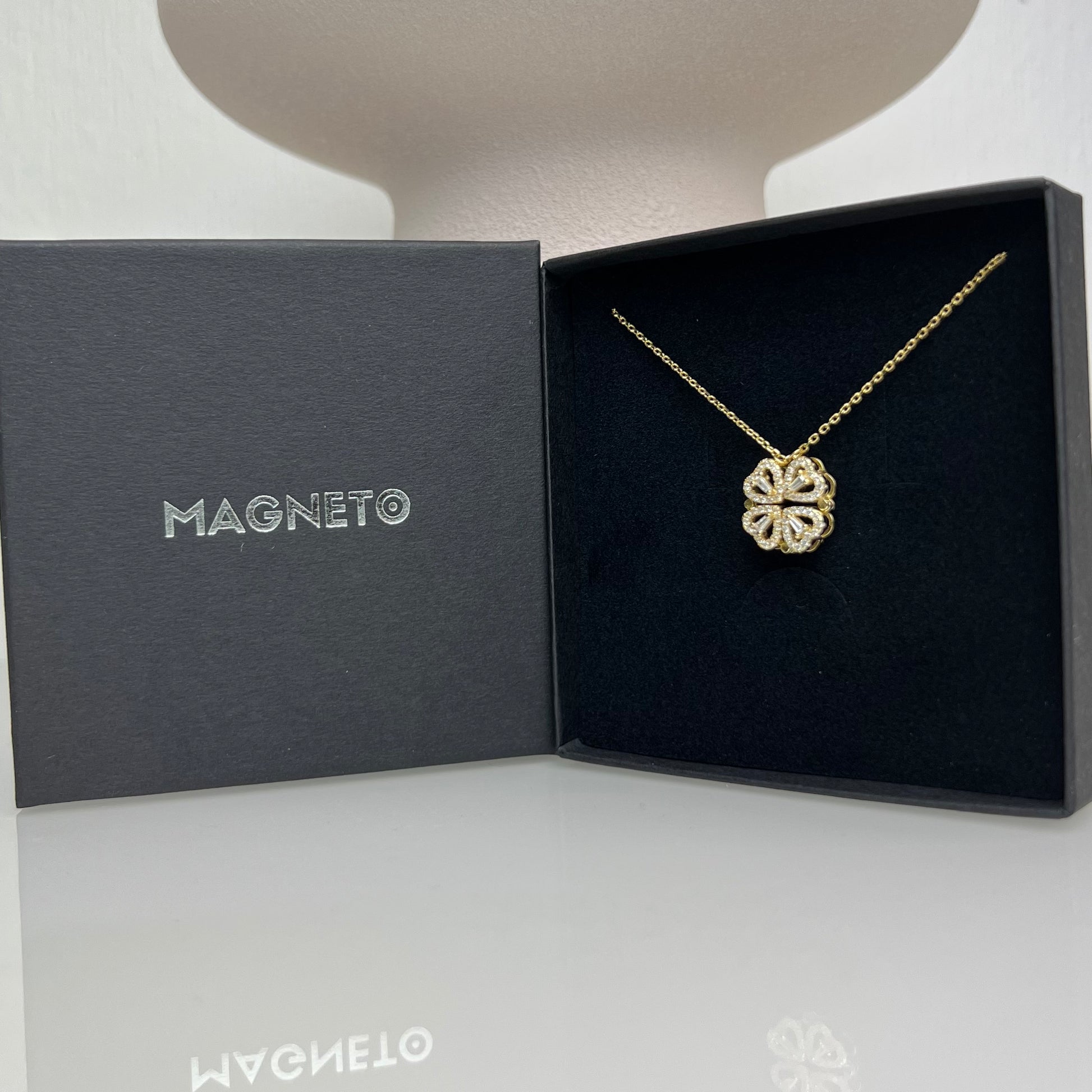    Magneto-Magnetische-Halskette-mit-Kleeblatt-und-Herz-Anhaenger-Gold-Box-Geschlossen