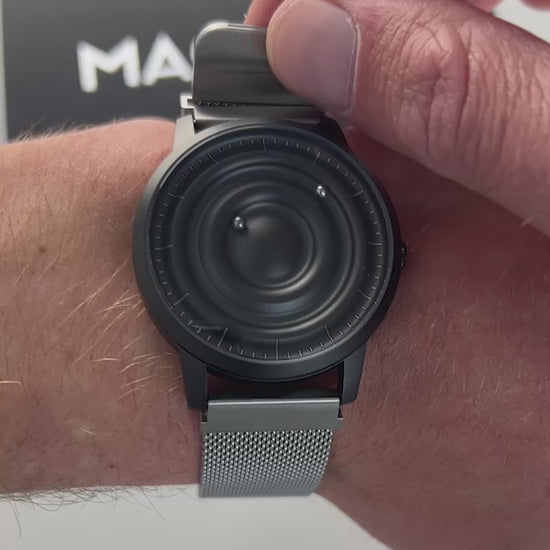Magneto-Watch-Wave-Black-Maschenarmband-Silber-Handgelenk-Video